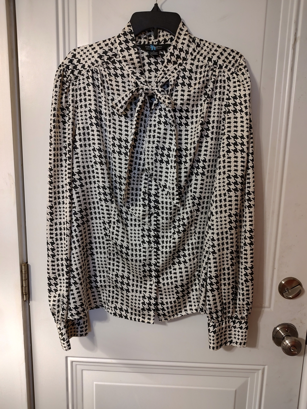 Tie-Neck Houndstooth Button-Down Blouse - Black & White